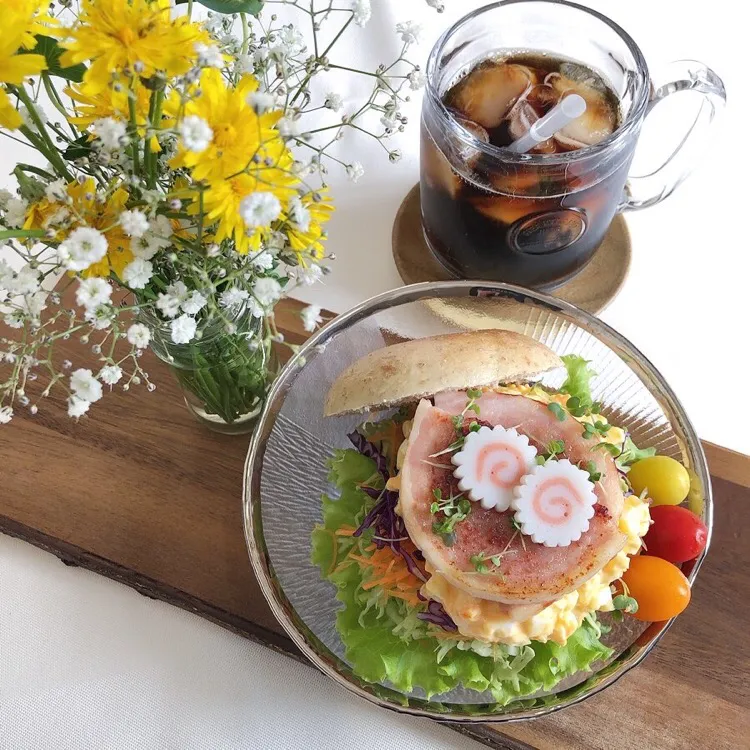 Snapdishの料理写真:5/22❤︎ハムステーキ&たまごサラダベーグルサンド❤︎
朝食の余り物で作りました🌱
午前中お庭の草むしりで抜いたたんぽぽもどきブタナをかすみ草と一緒に飾ってみました😳🌱|Makinsさん