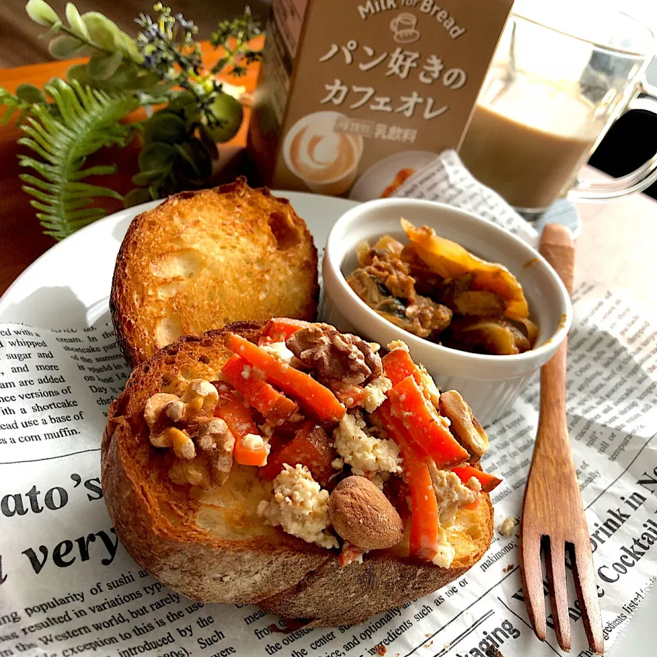 人参とお豆腐の入り煮でオープンサンドプレート😊パン好きのカフェオレと一緒に☕️|ららさん