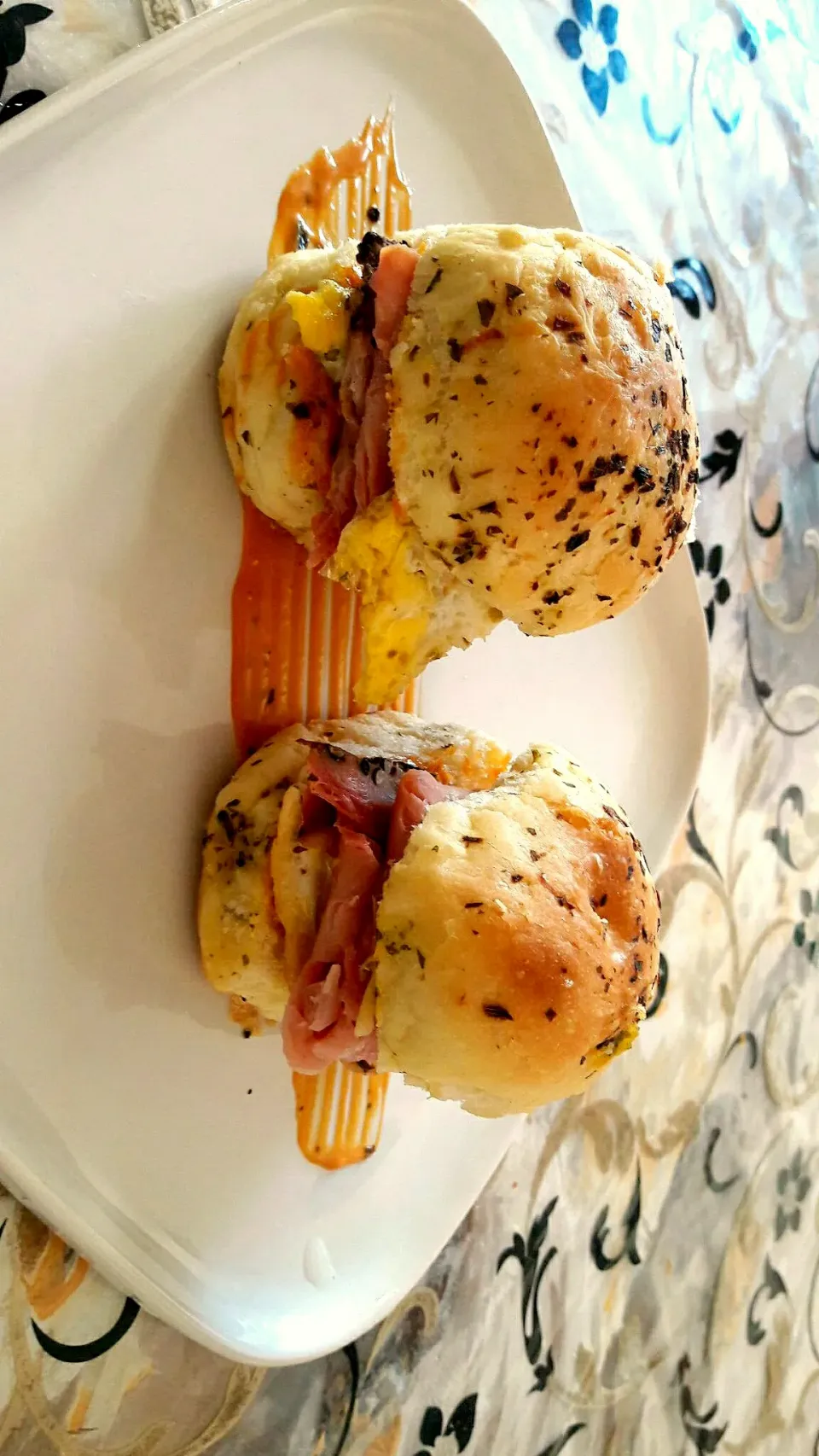 Mini burgers à la dinde fumée and eggs|According to Hana 🌻 🍴♨さん