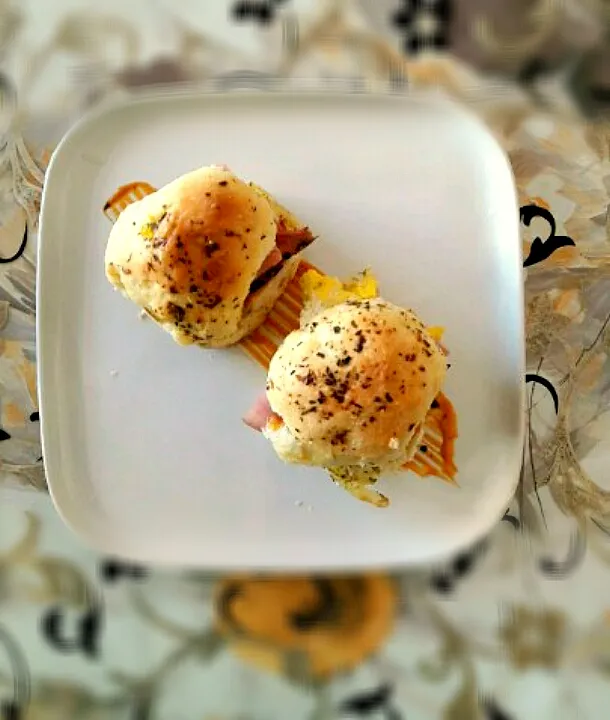 Mini burgers à la dinde fumée and eggs|According to Hana 🌻 🍴♨さん