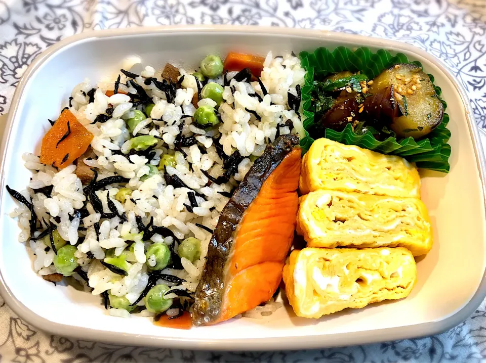 サラ弁　　　　　　　　　　　　　　　　　ひじきご飯　鮭塩焼き　茄子とシソの甘酢　卵焼き|じゅんさんさん