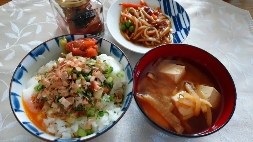 Snapdishの料理写真:5/22のお昼ごはん
温泉卵のせ納豆ご飯でかんたんに👍|卯月さん