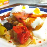 Snapdishの料理写真:poached egg and crispy bacon dinner. on toasted cheesy garlic Turkish bread.|Luke Smithさん