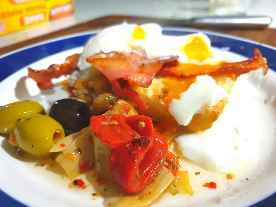 poached egg and crispy bacon dinner. on toasted cheesy garlic Turkish bread.|Luke Smithさん