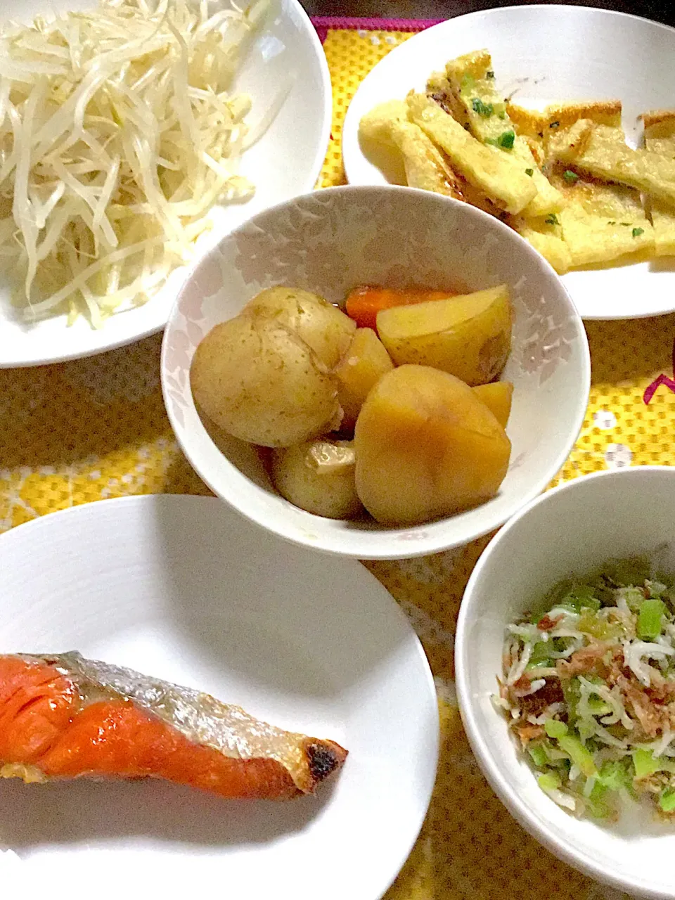 塩鮭　芋煮　モヤシサラダ🥗　揚げの焼き浸し　大根葉とちりめんの佃煮|掛谷節子さん