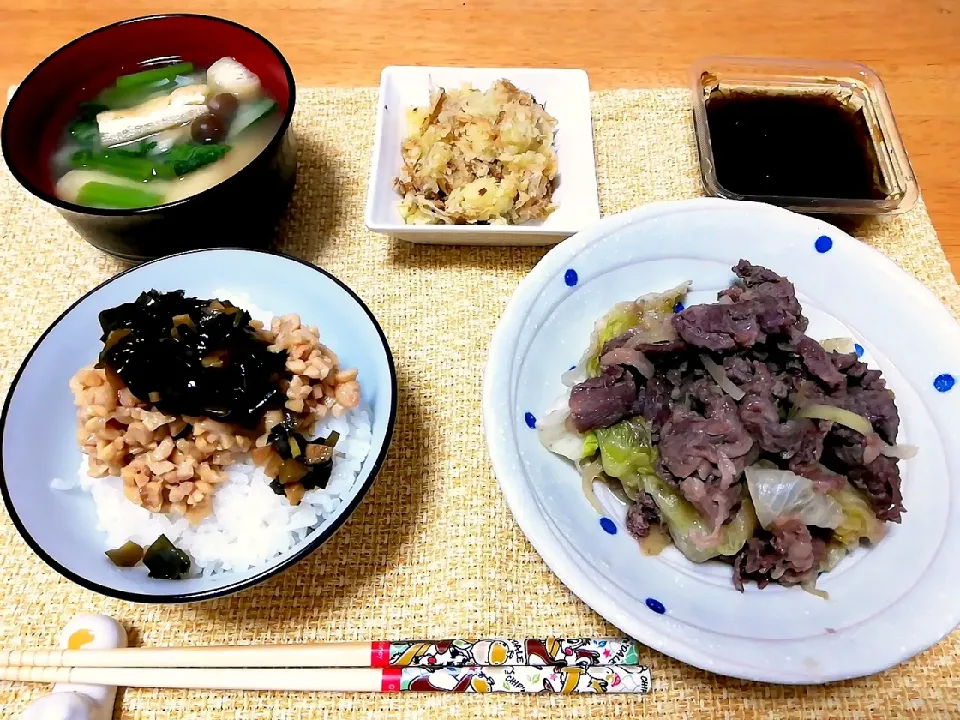 ニラダレ納豆ご飯、玉ねぎ醤油ダレの牛肉蒸し、おかかバター醤油のマッシュポテト|こっちゃんさん