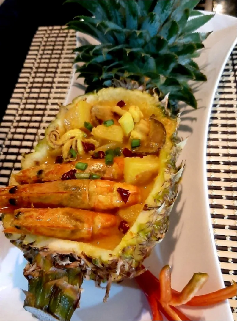 Seafood (prawn & squid) spicy coconut milk with pineapple|ģřãçîöůşさん