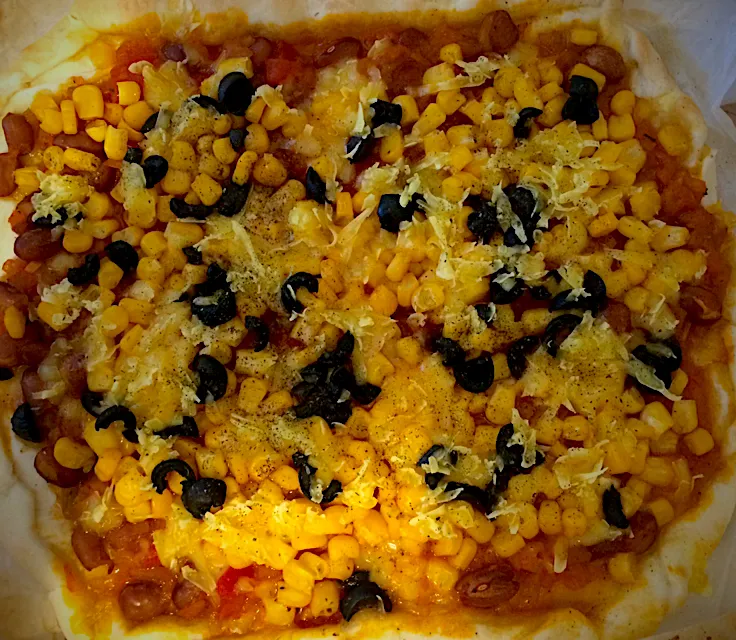 Vegan pizza with olives and corn 🍕|MissYumYumさん