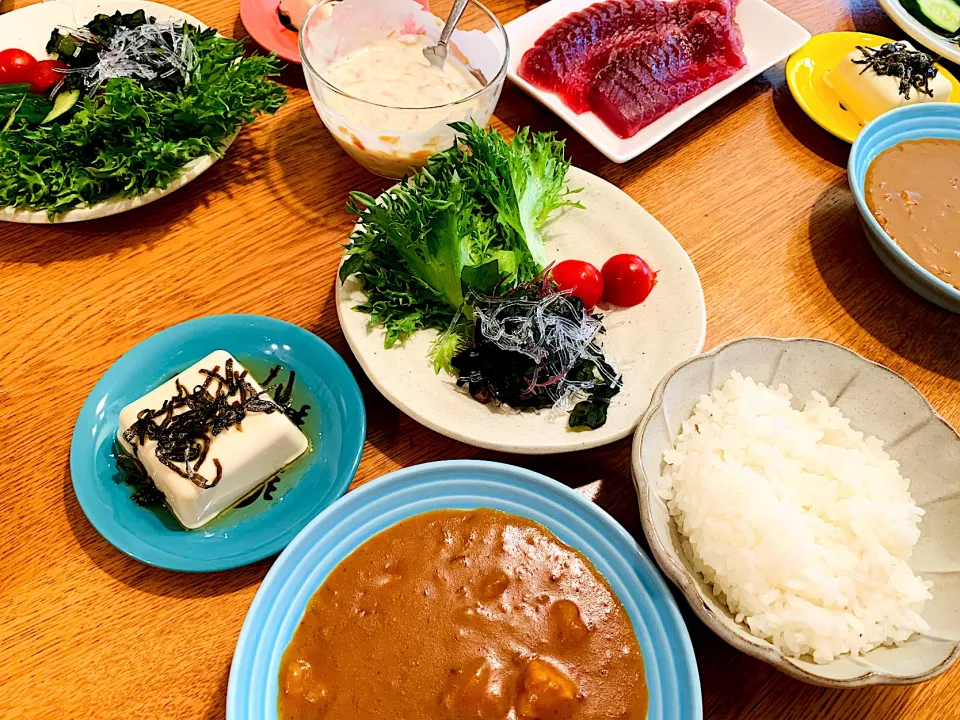 我が家の晩ごはん🍚ヨーグルトカレー、海藻サラダの金山寺ヨーグルトドレッシング、冷やっこ、鰹刺身|いちごさん