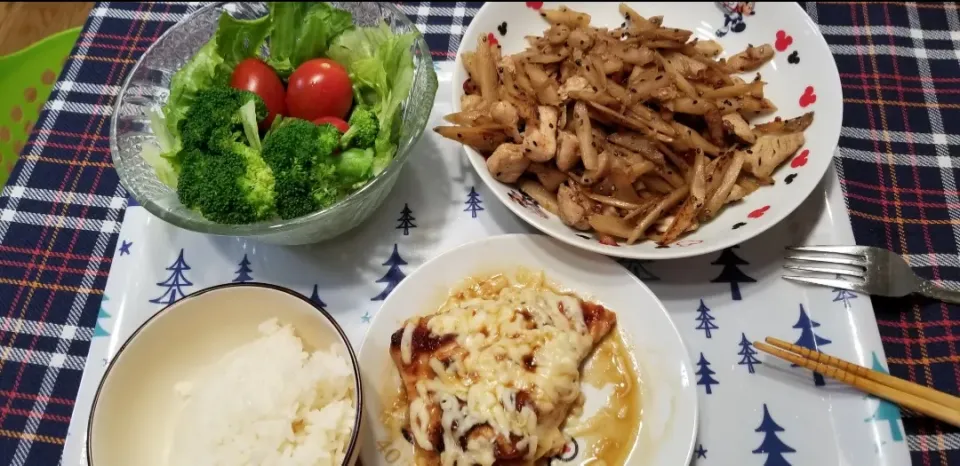 きんぴらごぼう
鶏肉チーズ焼き
サラダ

でーす|🌠キタザワ🌠さん