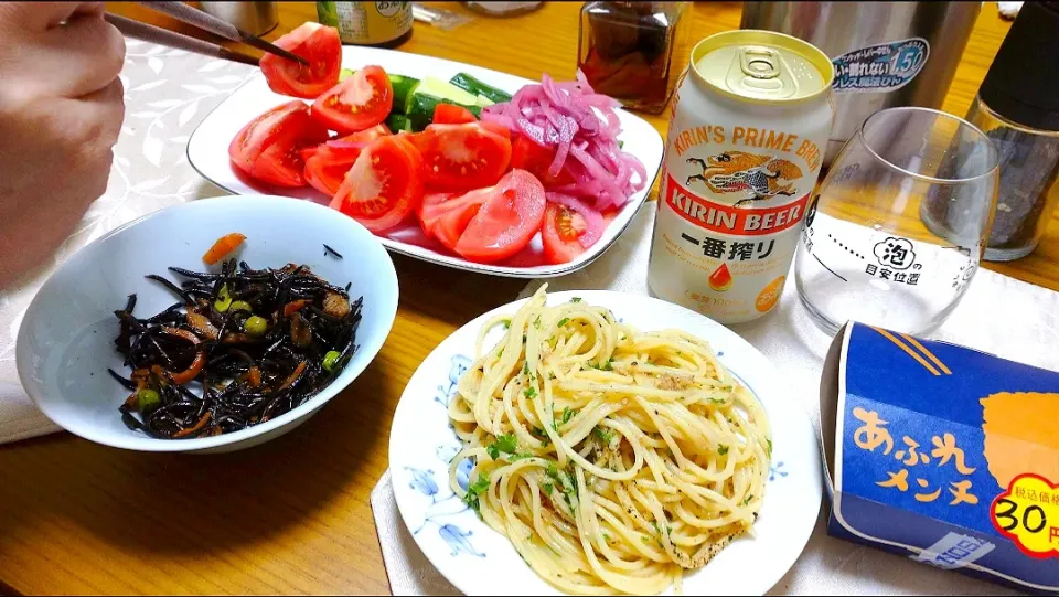 Snapdishの料理写真:5/22の夕食
家飲み✨🍻🎶
パスタと野菜のおつまみ|卯月さん