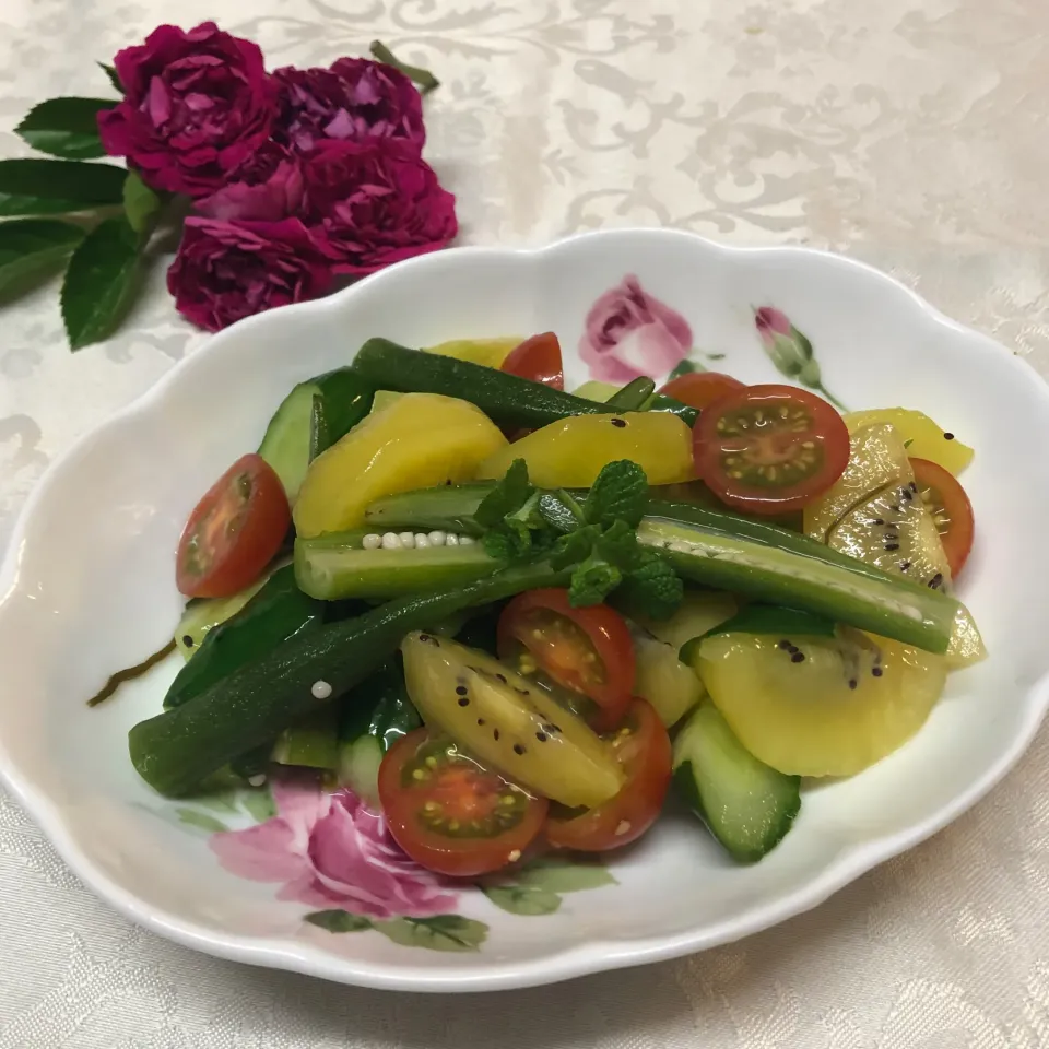 ゴールデンキウイ🥝ミニトマト🍅きゅうり🥒オクラサラダ🥗|henryさん