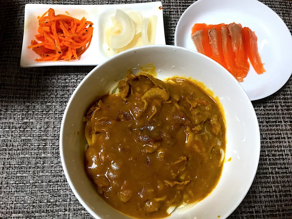 肉じゃがのリメイク　カレーうどん・キャロットラペ・酢玉ねぎ・サーモンのお刺身|Maco doxieさん