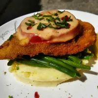 Snapdishの料理写真:Eat breakfast like a king, lunch like a prince and dinner like a pauper. 👩‍🍳
For lunch I made crispy chicken breast with tomato and swiss cheese, fine beans a|For the love of foodさん