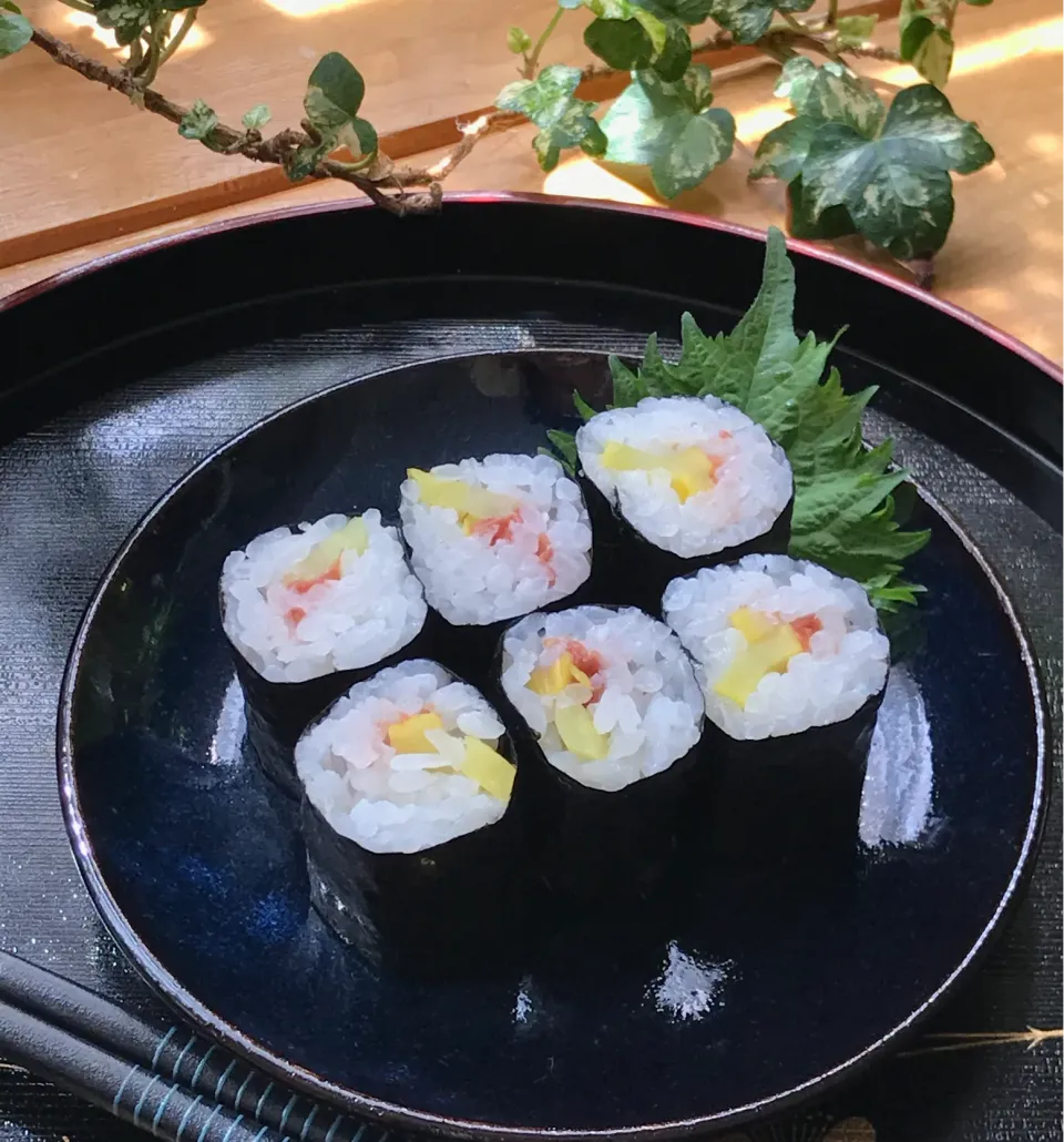 ☀️すっごく早く起きちゃった朝の　朝ごはん前の　ちょっと一口…な海苔巻き🥢|Hollyさん