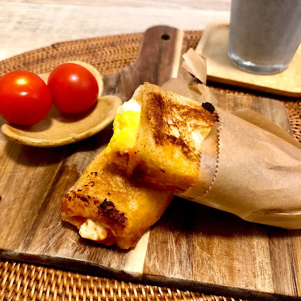 食パンでウインナーロールの朝ごはん|ゆかｕさん