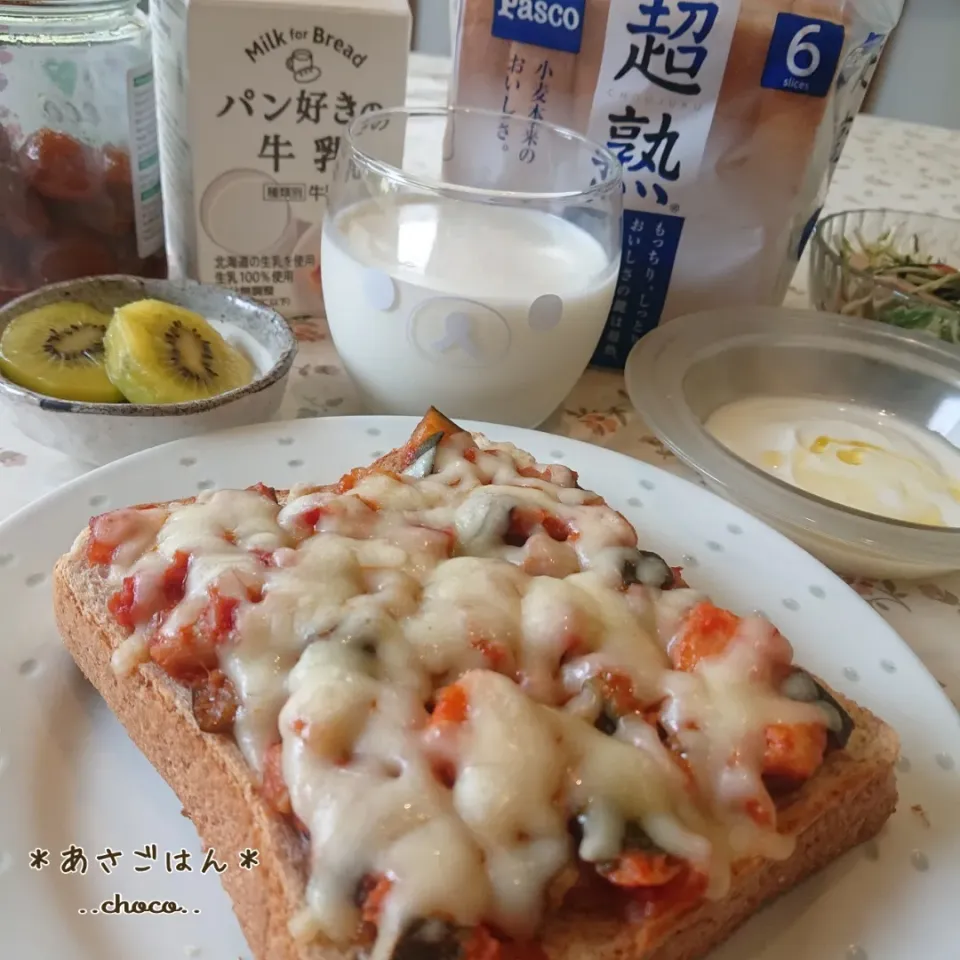 Snapdishの料理写真:ラタトゥイユトーストと
パン好きの牛乳deあさごはん♪|ちょこさん