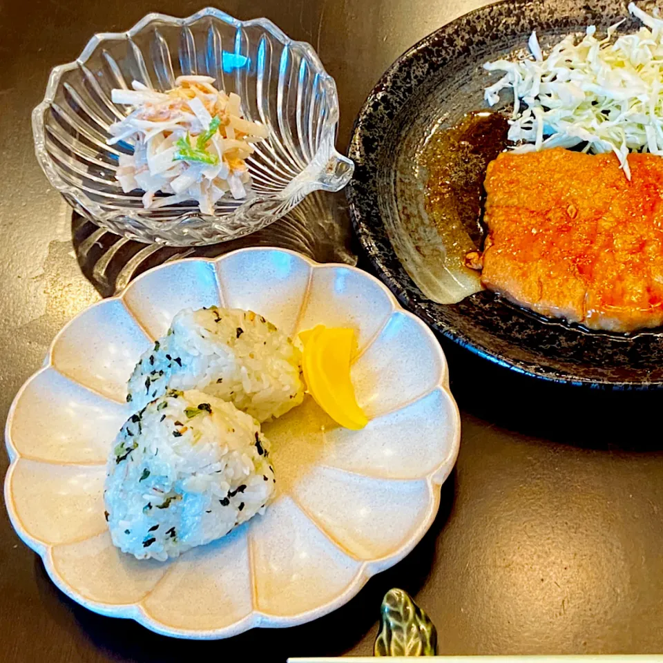 子供のリクエスト生姜焼きと青菜おむすび　お昼ご飯|Little Darlingさん