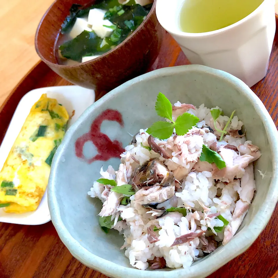 アジ飯、ニラ玉、豆腐とわかめのお味噌汁|harukaさん