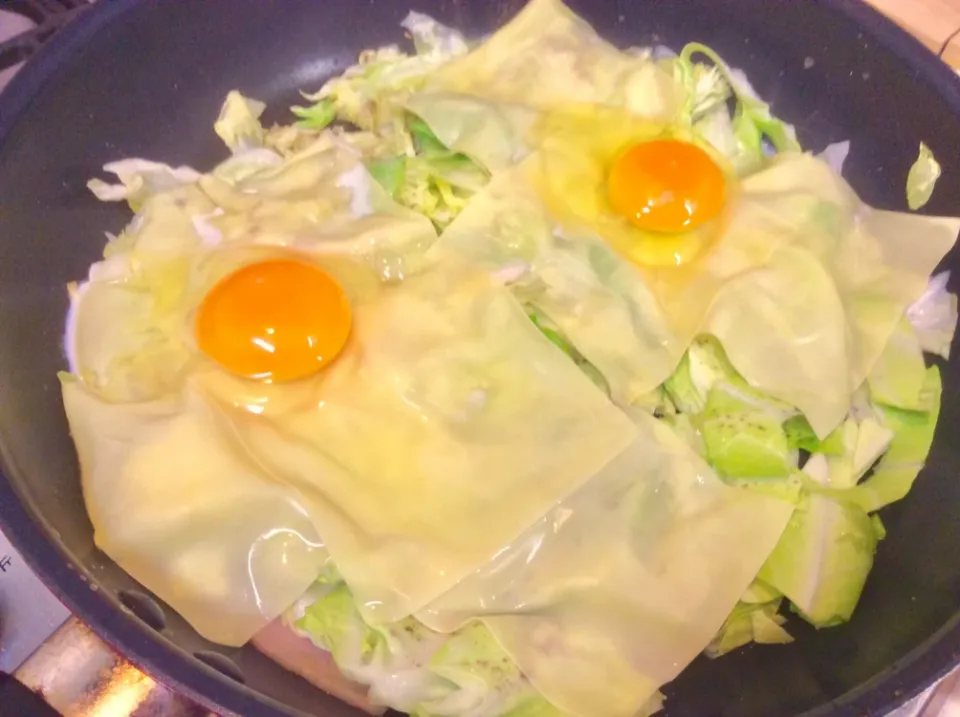 ベーコンの上にキャベツ、その上にワンタンの皮、その上で目玉焼き。。。|Takeshi  Nagakiさん