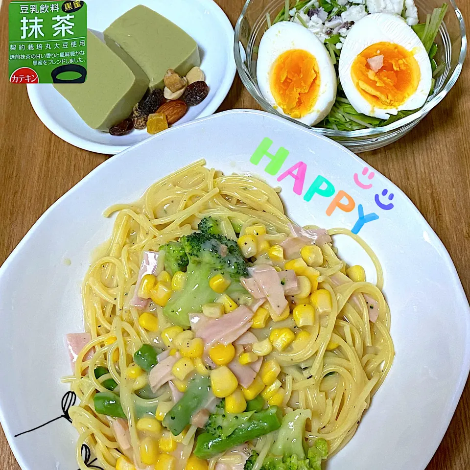 Snapdishの料理写真:コーンたっぷりカルボナーラ＆水菜とゆで卵サラダ＆豆乳抹茶プリンmixナッツ添え|☘️yumiko😘💕さん