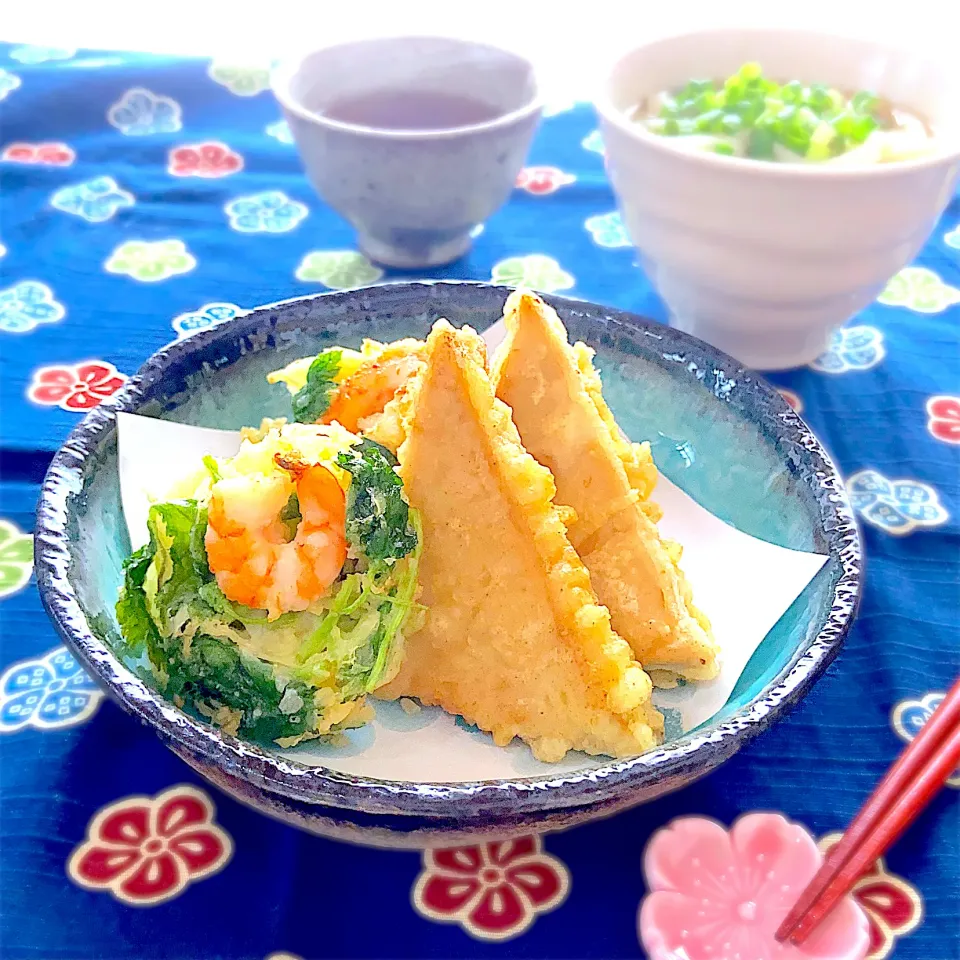 サミカちゃんに教えてもらった高野豆腐の天ぷら揚げてみました〜🥳食べるとサクッとジュワっとウマウマ😳💕冷凍ですが💦うどんも讃岐うどんで香川の味をいただきました😊👍✨|Naoさん