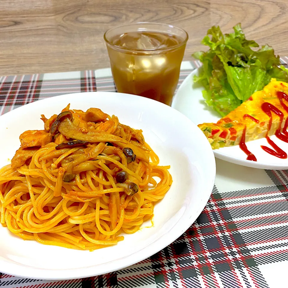 Snapdishの料理写真:チキンときのこのトマトクリームスパゲティ オープンオムレツ|まみっこさん