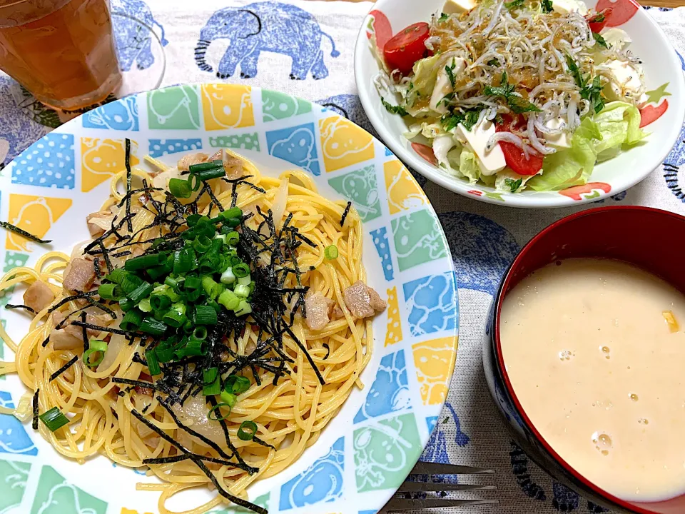 ベーコンとたまねぎの和風パスタ＊コーンスープ＊じゃことトマトの和風サラダ|maiさん