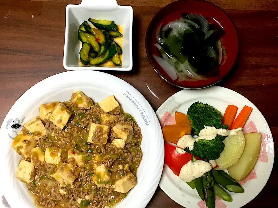 麻婆豆腐丼 温野菜のペッパーチーズソース わかめと玉ねぎの中華スープ きゅうりのピリ辛|おさむん17さん