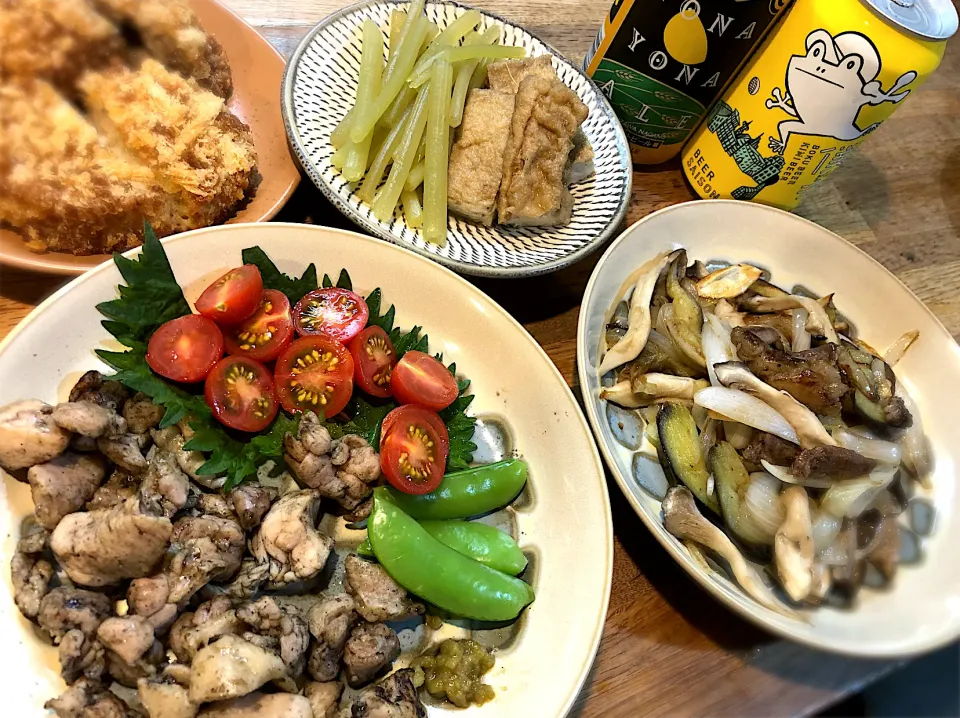 手抜き晩ご飯　　　　　　　　　　　　　　作ったのは、フキと厚揚げの煮物と牛と野菜炒め　　　　　　　　　　　　　　　　　　後は出来合い（地鶏炭火焼・コンビニ揚げ物）|じゅんさんさん