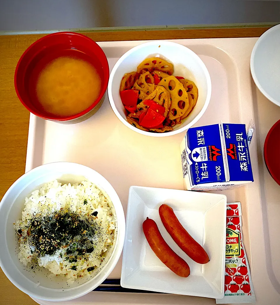 Snapdishの料理写真:5月23日　朝ごはん　白飯、ソーセージ、蓮根金平、味噌汁、牛乳|yakinasuさん