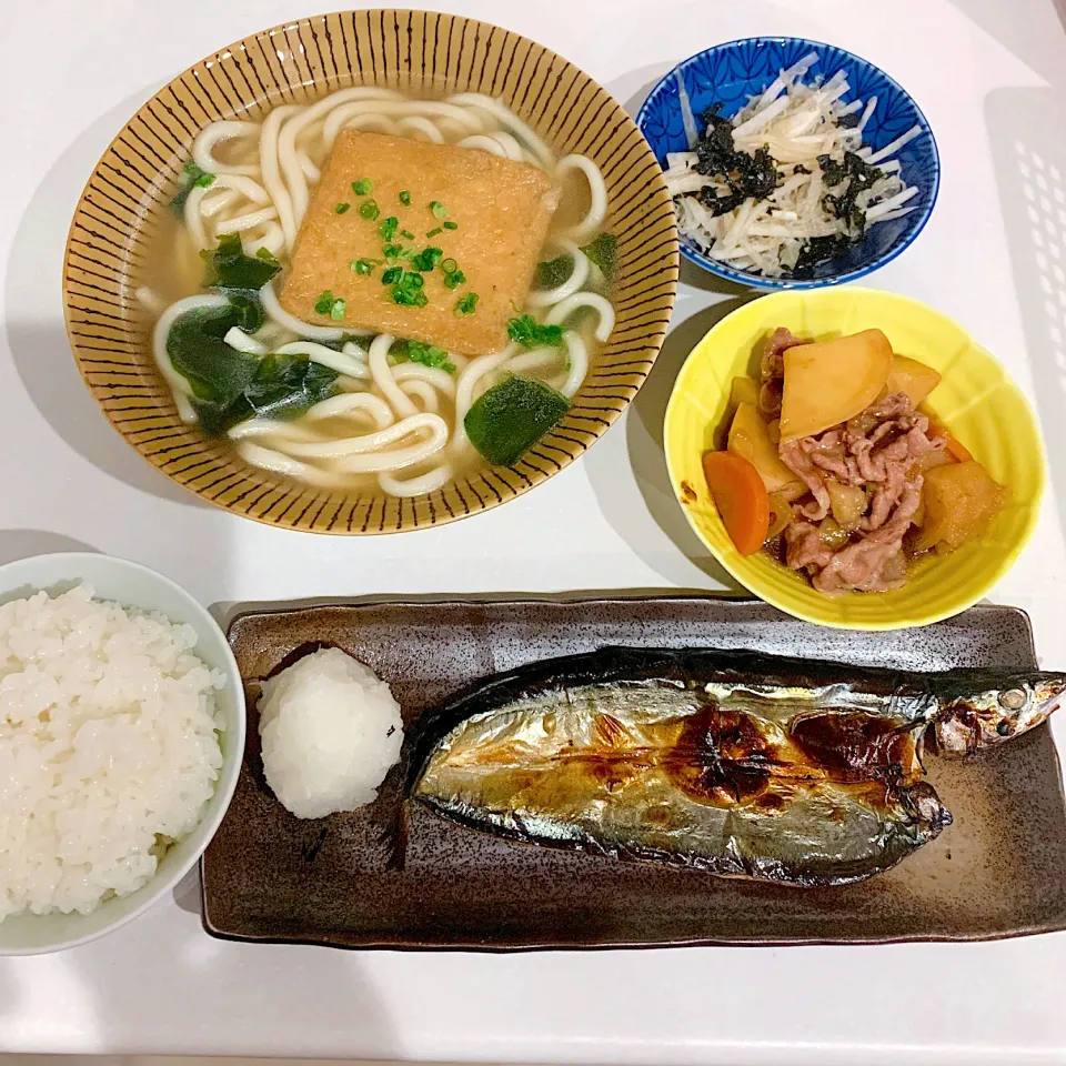 夜ご飯☺︎きつねうどん☆さんまの開き☆豚じゃが☆大根としらすのサラダ|とまこ(*^o^*)さん