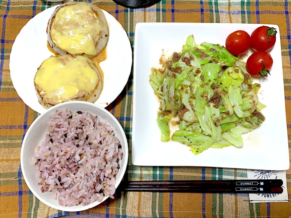 アンチョビキャベツ🥬新玉ねぎのマヨチーズ焼き🧅雑穀ごはん🍚|yumyum😋さん