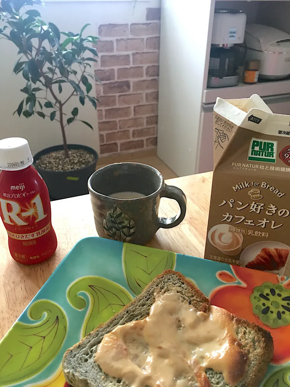 朝焼き胡麻食パン🍞で、焼きピーナッツバタートースト🥜、カフェオレ、R-1でゆっくり土曜日の朝ごはん。ﾌﾜｧｧ(/ 0￣)~ﾟ|さくたえさん