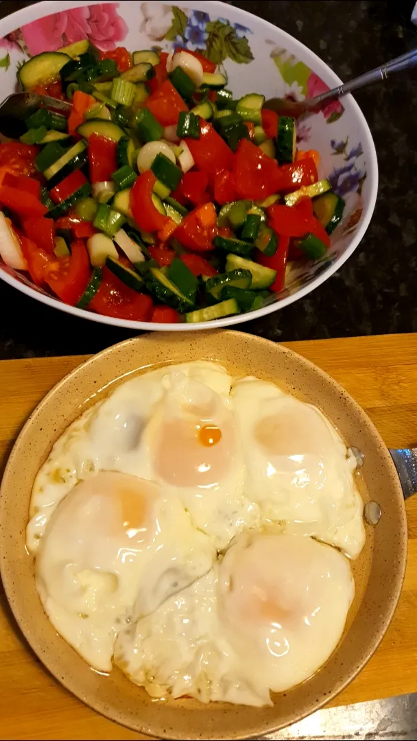 Eggs with salad for breakfast|Ioana Tudoracheさん