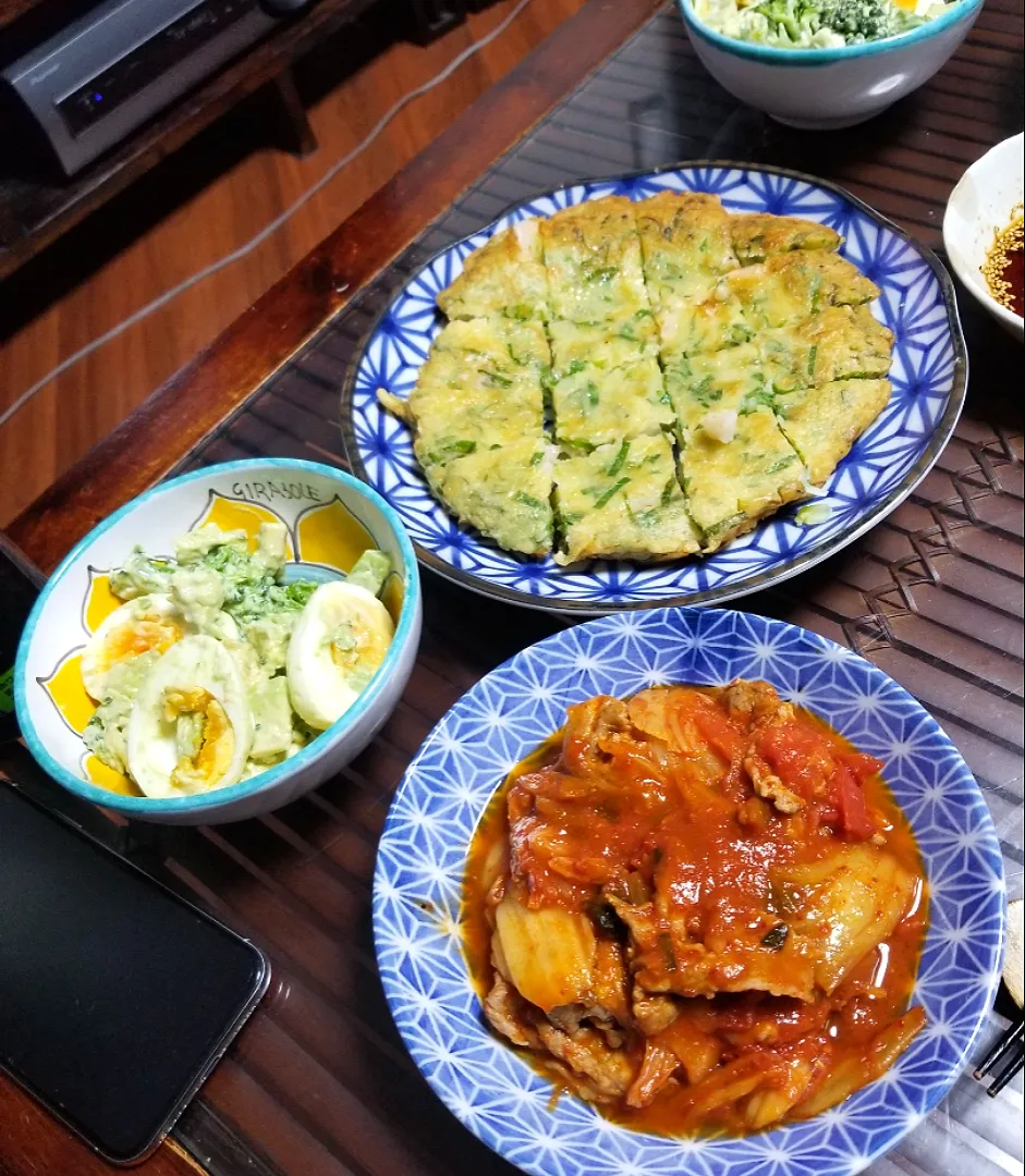 昨日の夜ご飯は、奥様料理で✨(^o^)
韓国料理風で♪
ネギとシーフードミックスのチヂミ
豚肉キムチ炒め
ブロッコリーとたまごのサラダ🥗|dai.noriさん