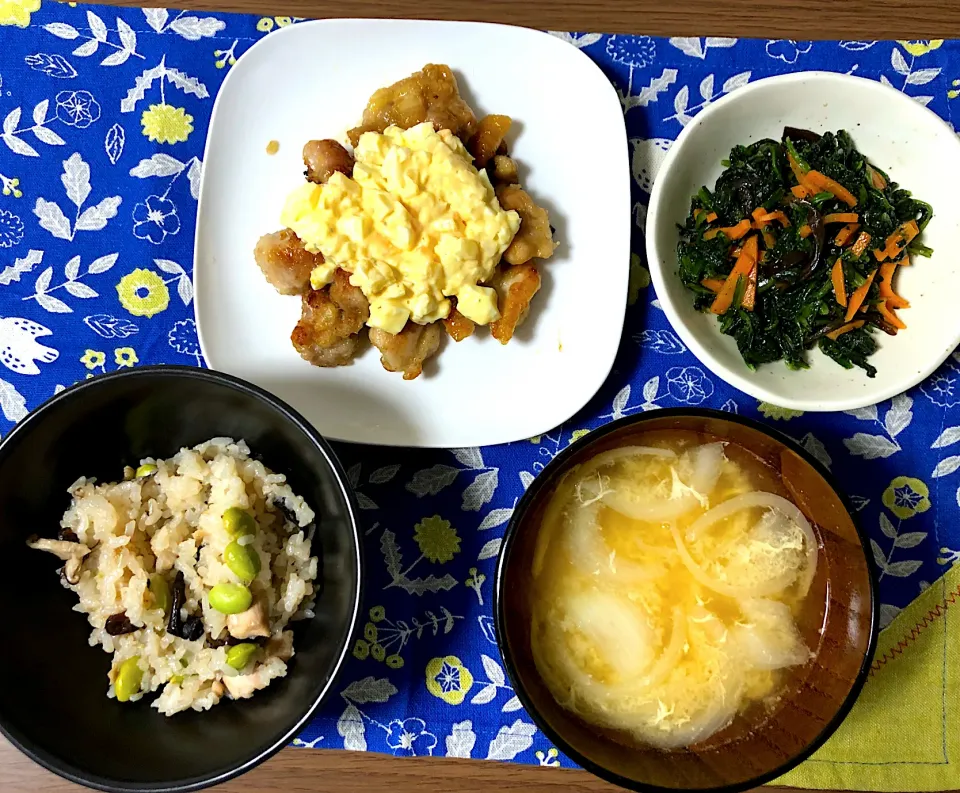 チキン南蛮、ほうれん草とにんじんと木耳のナムル、炊き込みご飯、玉ねぎの味噌汁|ももんぐさん