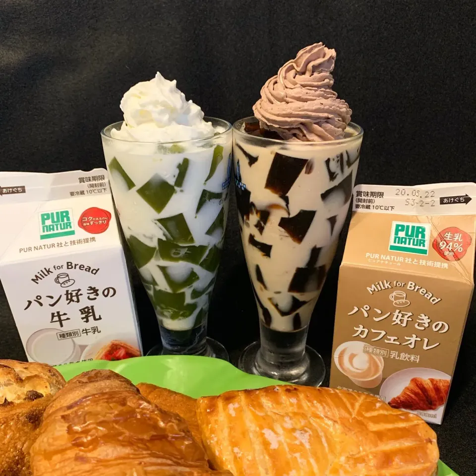 パンと牛乳のマリアージュ🥛抹茶パフェとコーヒーパフェで☕️|みっこちゃんさん