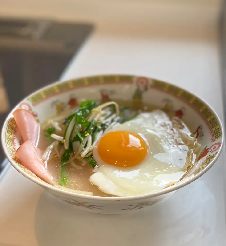 チルドのラーメンに目玉焼き|かっちゃん杉さん