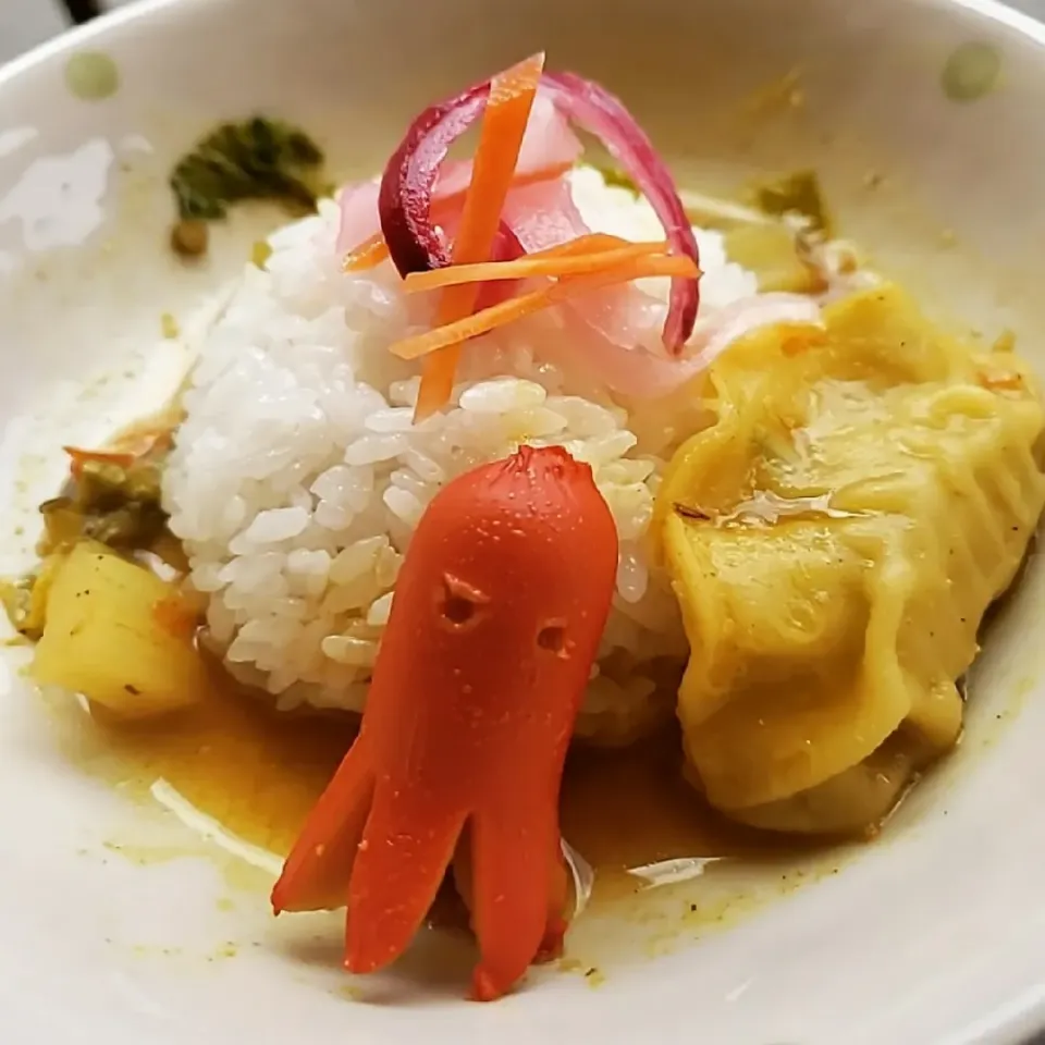 ギョーザとセロリのブラックペッパーカレーwithタコさんウインナー🐙|ふじわらたくやさん