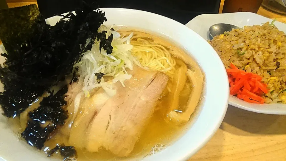 Snapdishの料理写真:【冷製中華そば、始まりました】
新潟中華そば うめ川
ラーチャン（1,050円、
ラーメンと半チャーハン）
＋岩のり（100円）
＠板橋区役所前、新板橋、板橋
（赤羽：徒歩42分）
20106 #食べて応援|大脇さん