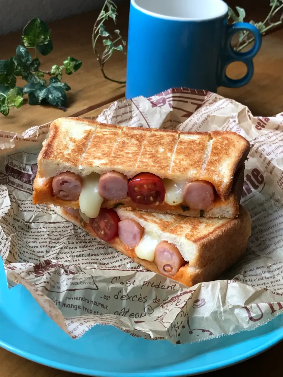 🥪チーズ流れ出すソーセージとチーズ＋プチトマト🍅のホットサンド🥪|Hollyさん