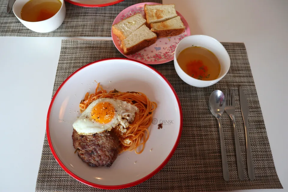 今日の昼食 ハンバーグナポリタン、八天堂の食パン、コンソメスープ|pinknari🐰🌈さん