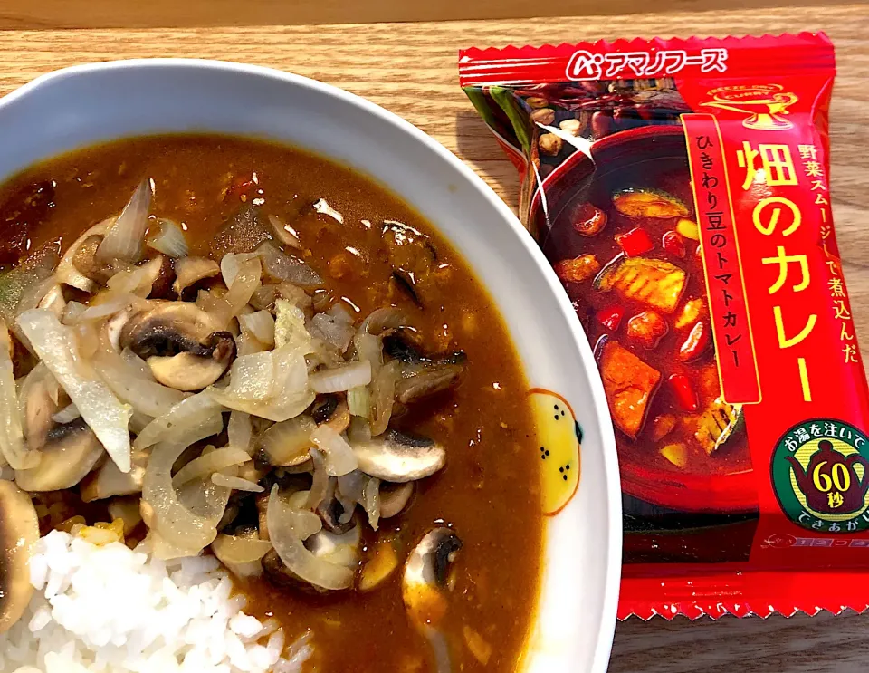 アマノフーズのフリーズドライカレーが美味しすぎて非常食から時短常食へ。玉ねぎとマッシュルーム炒めてトッピング。|バナナ子さん