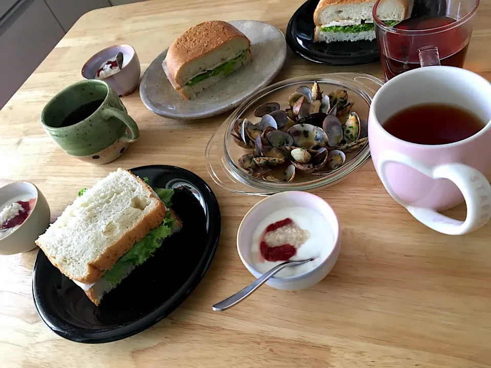 まずはバター焼きでお味見♡柔らかくて美味しい😋朝焼きミルク食パン🍞でベーコンレタスサンド、ルイボスティー、自家製甘酒と苺ジャムのせヨーグルト(*✪‿✪pღ✿ღﾟ+.【☆Good Morning☆】.+ﾟღ✿ღq✪‿✪*)|さくたえさん