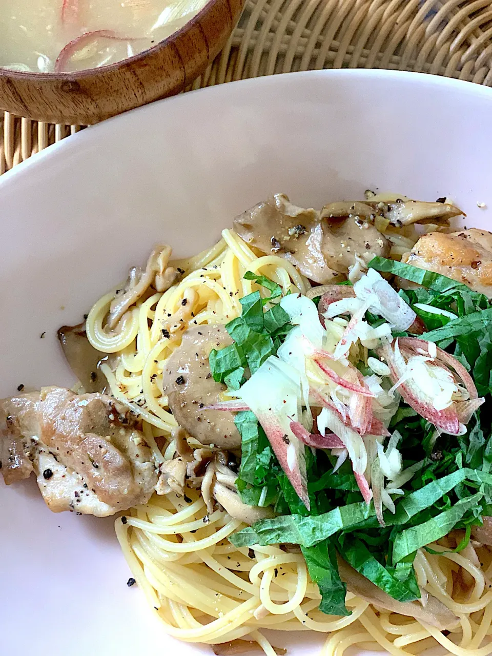 舞茸と鷄ももの塩レモンバターパスタ🍝と舞茸とひきわり納豆のお味噌汁|なーまりさん