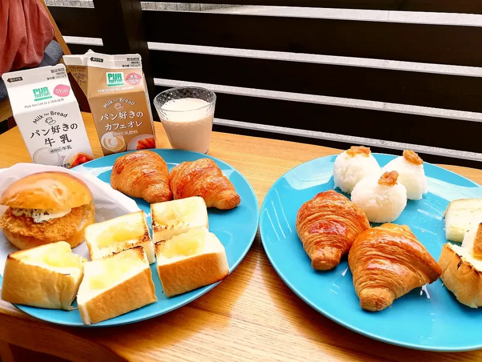 Snapdishの料理写真:Bread lunch with美味しいカフェオレ＆牛乳|pigmegさん