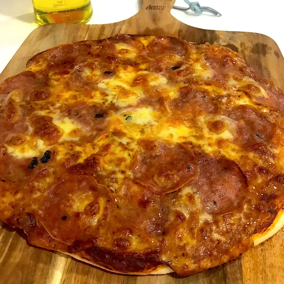 Snapdishの料理写真:Homemade truffle salami pizza|mini by minitさん