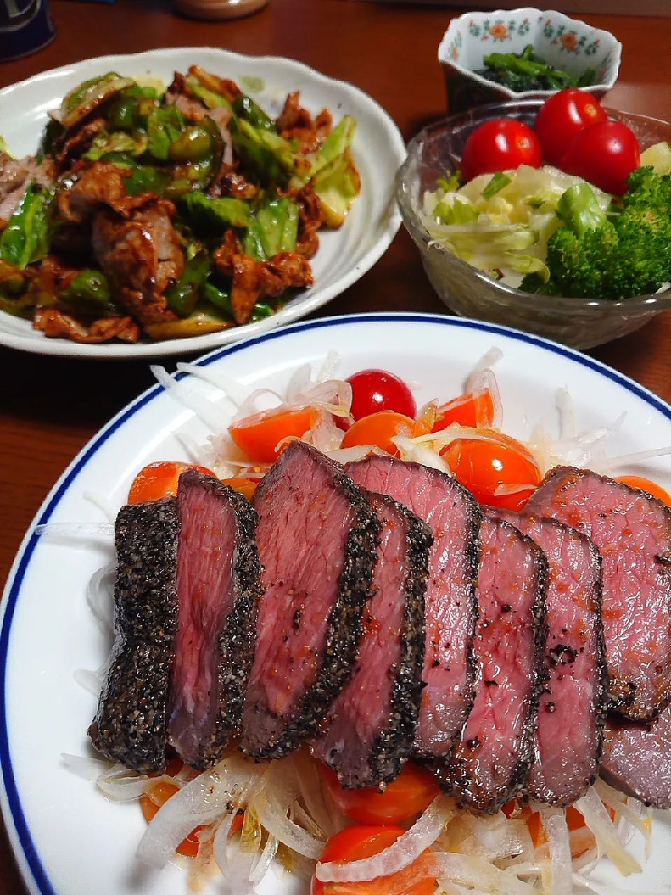 Snapdishの料理写真:回鍋肉
ローストビーフとオニオンスライス
ほうれん草胡麻和え
サラダ|ぱやさん