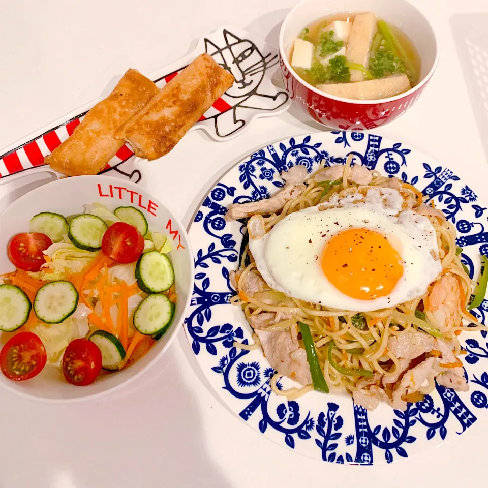 夜ご飯☺︎上海焼きそば☆サラダ☆春巻き☆小松菜と豆腐の味噌汁|とまこ(*^o^*)さん